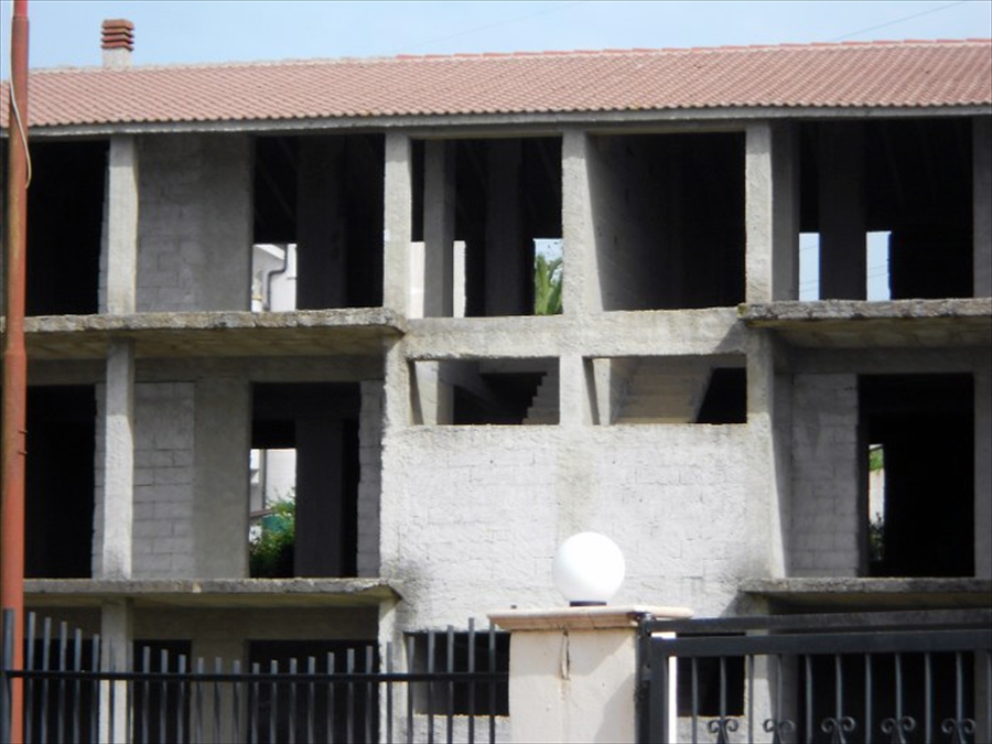 Villa con giardino in villaggio del pino, Scilla