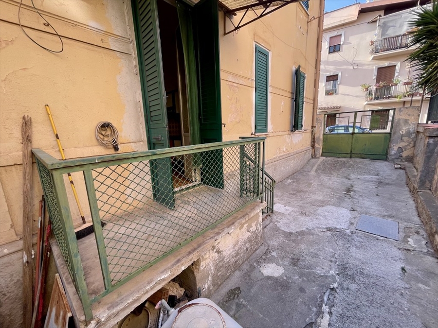 Trilocale da ristrutturare in via verdirame, Reggio Calabria