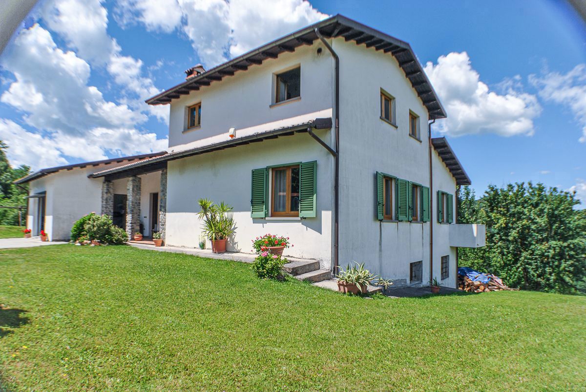 Villa con giardino a Camporgiano