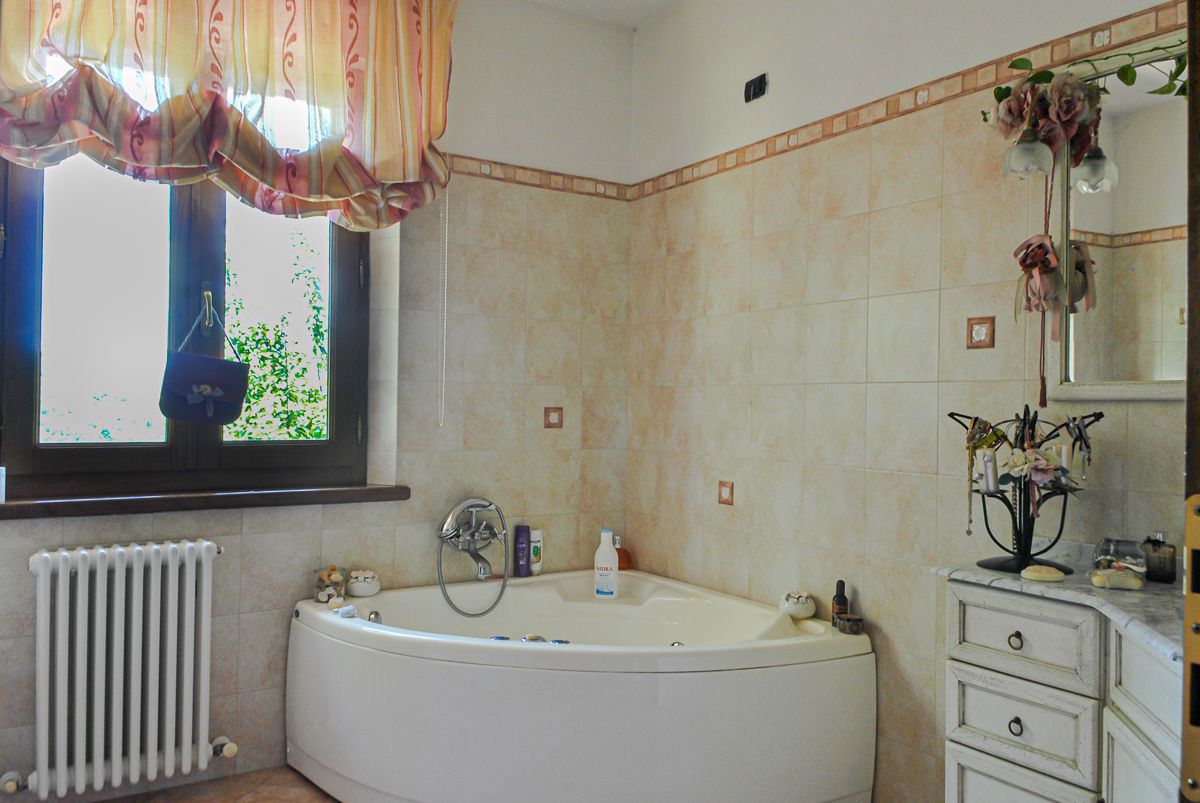 Villa con giardino a Camporgiano