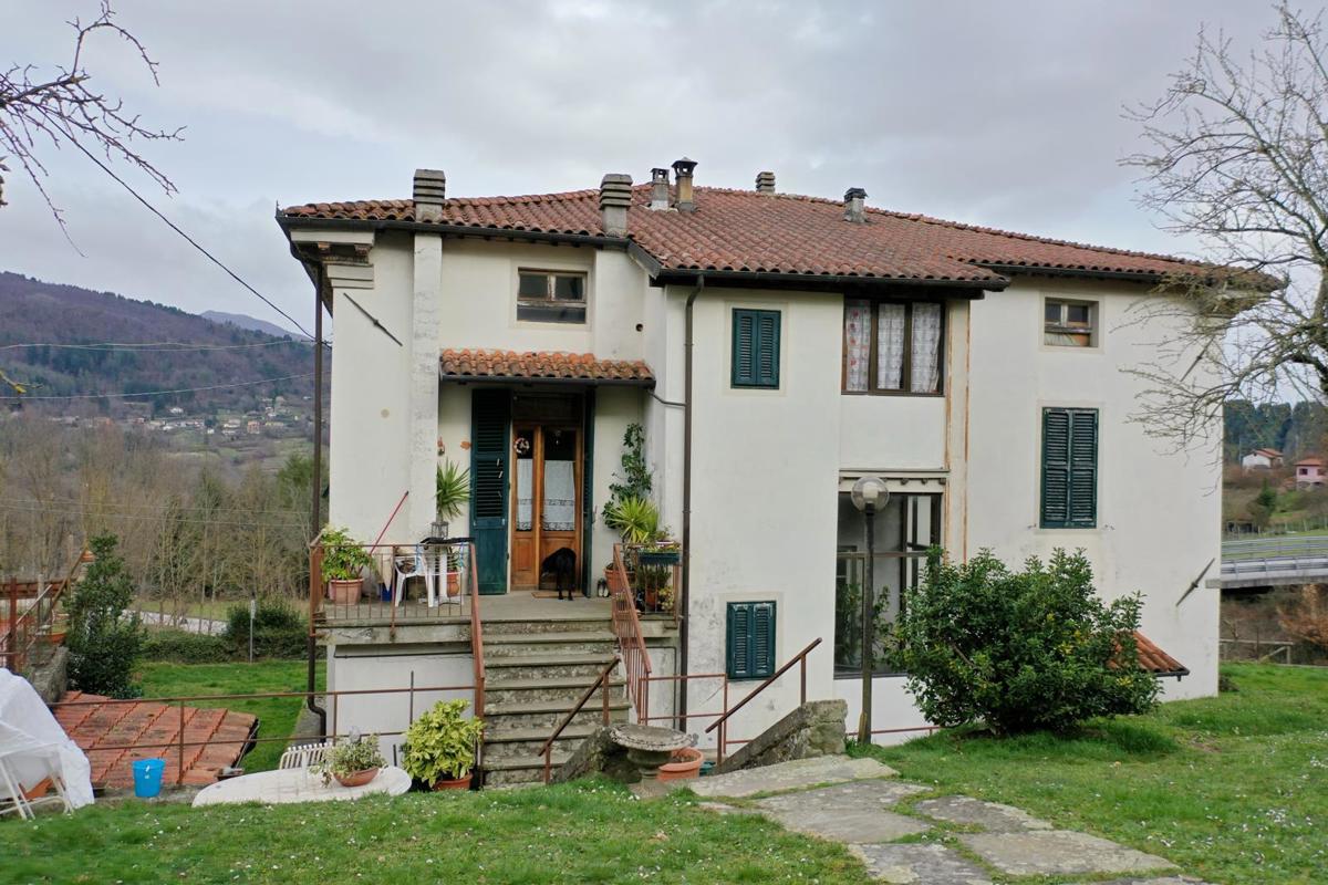 Villa in vendita a Camporgiano