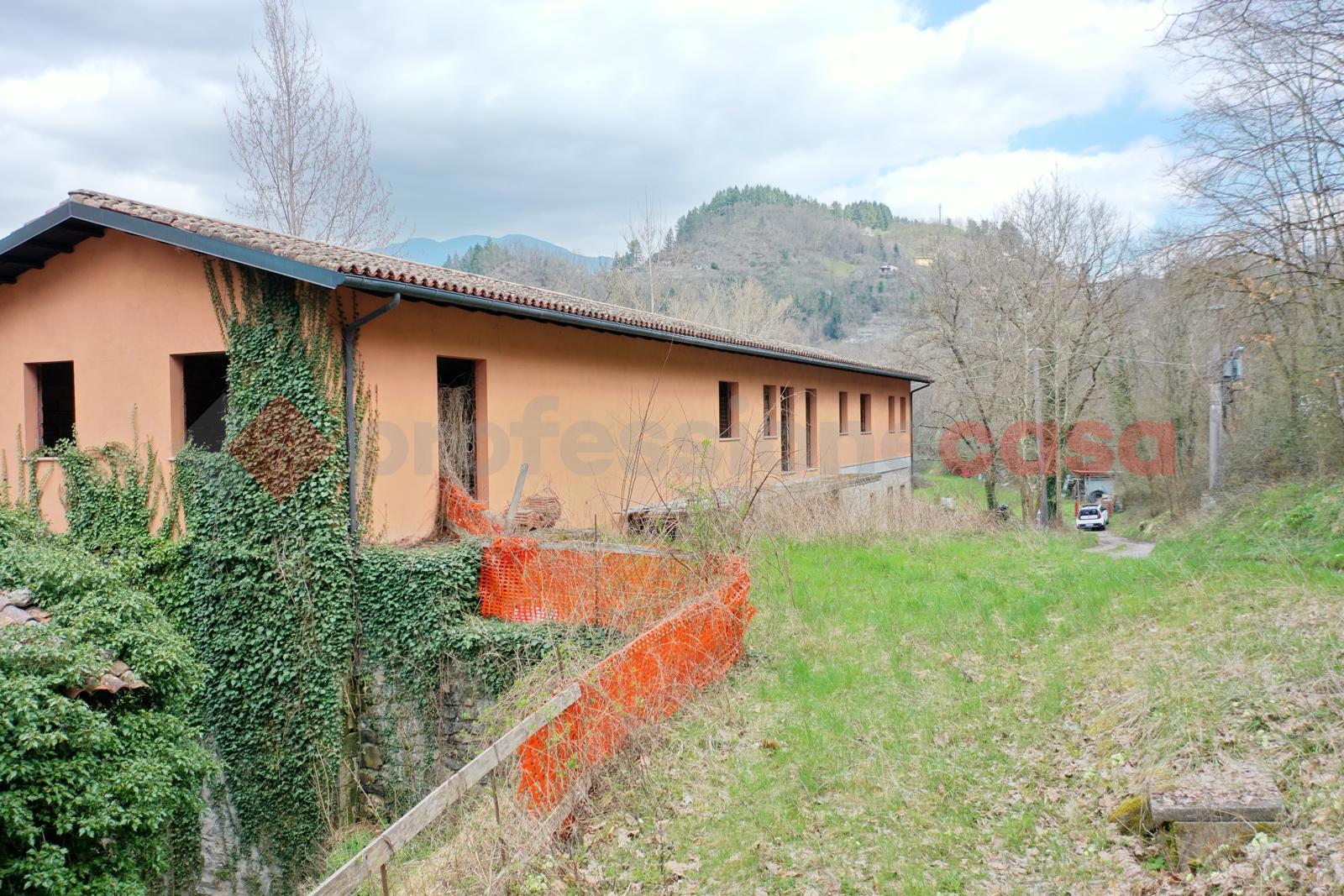 Stabile/Palazzo con box doppio a Camporgiano