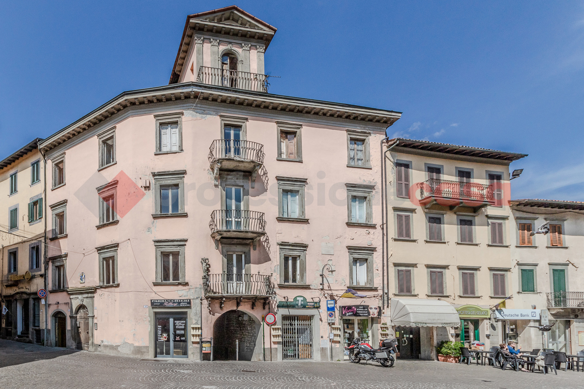 Stabile/Palazzo in vendita a Castelnuovo di Garfagnana