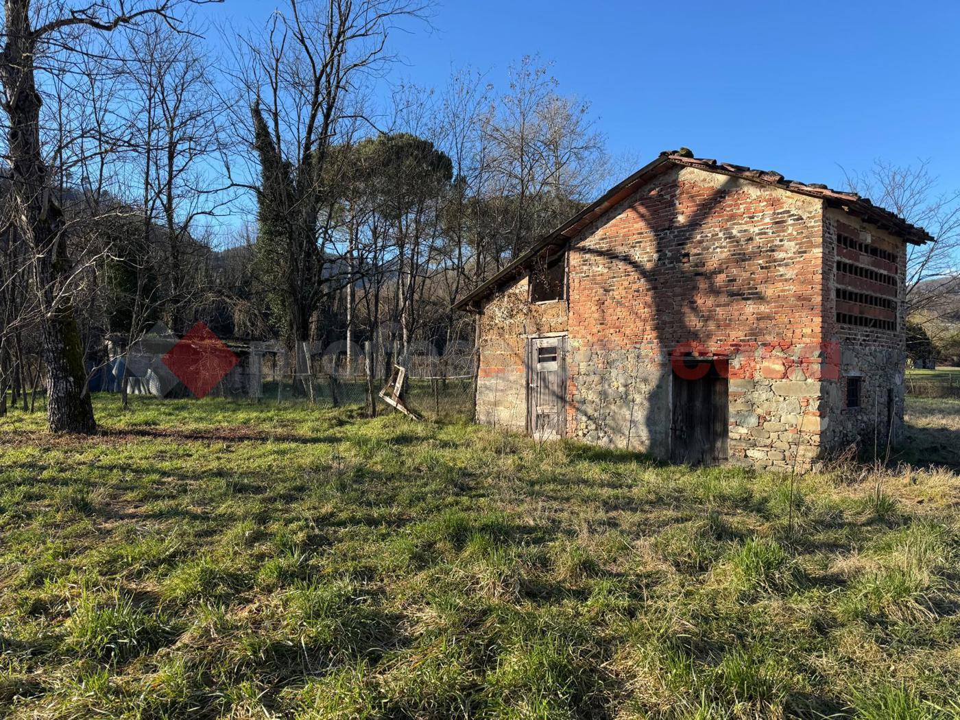 Rustico con box doppio a Gallicano