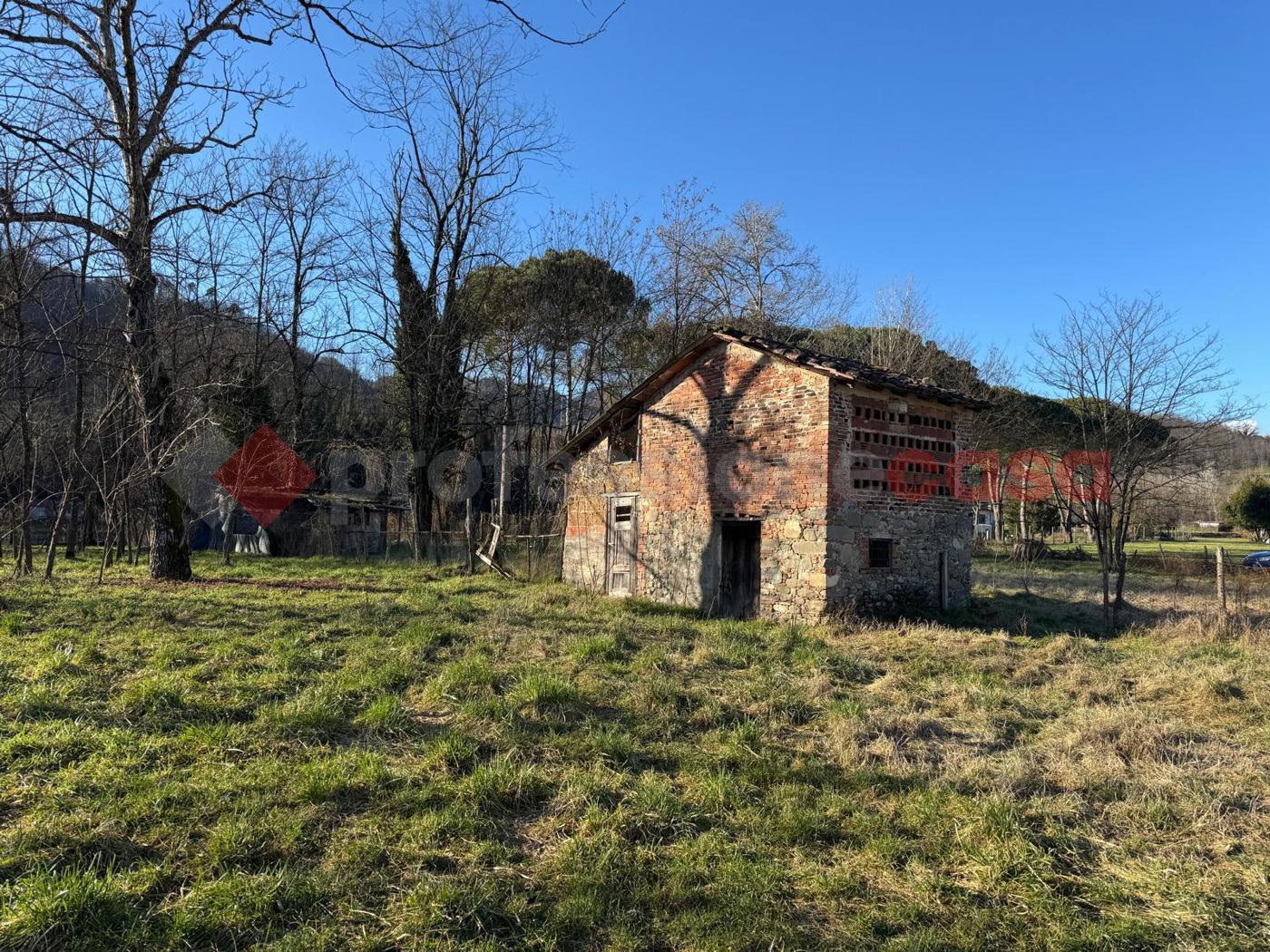 Rustico con box doppio a Gallicano