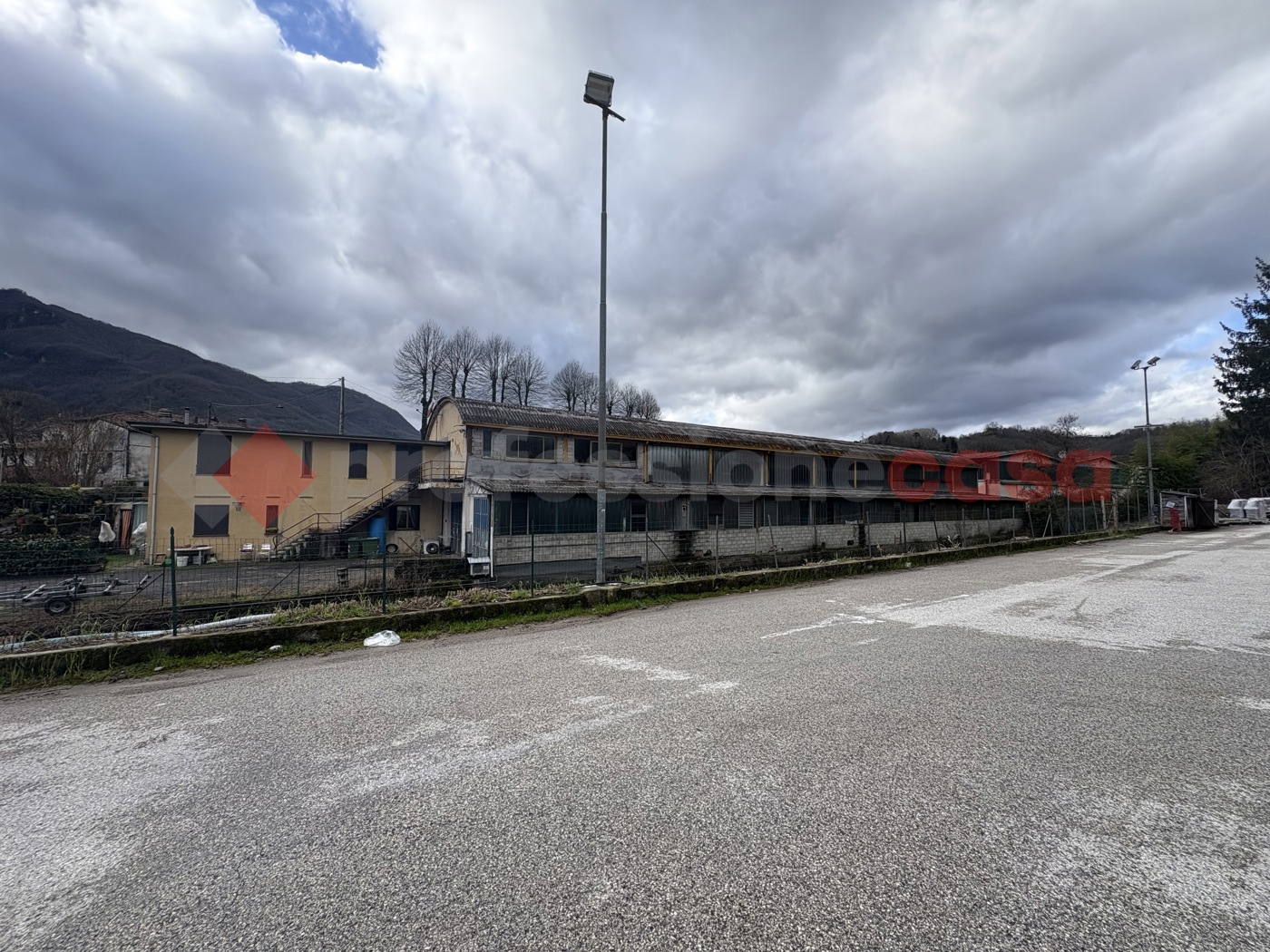 Capannone con box doppio a Barga