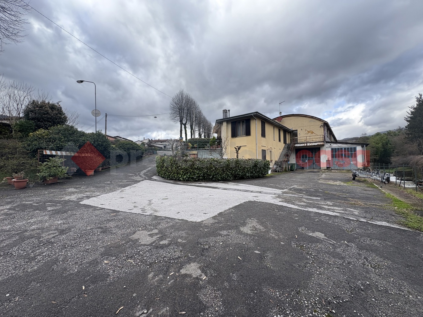 Capannone con box doppio a Barga