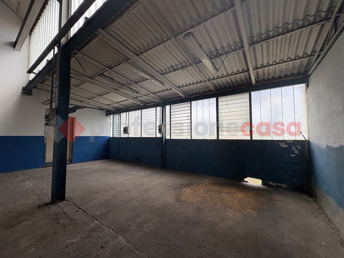 Capannone con box doppio a Barga