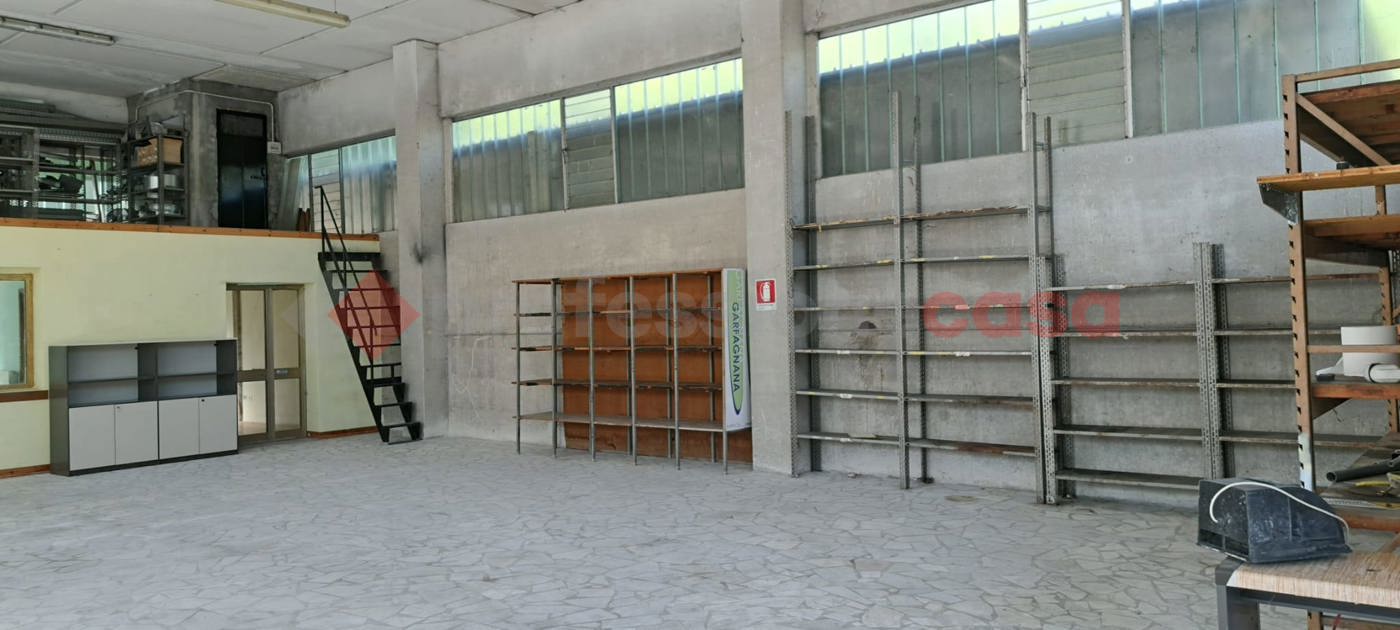 Capannone con box doppio a Piazza al Serchio