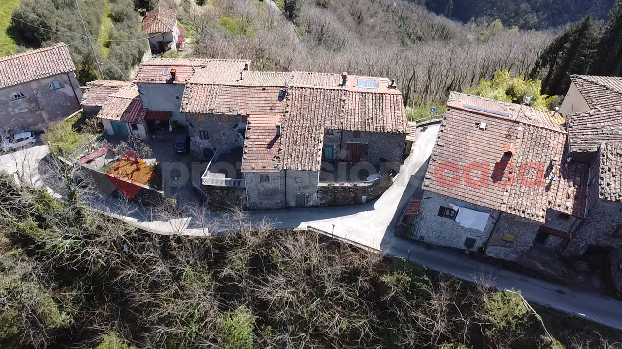 Casa indipendente con giardino a Coreglia Antelminelli