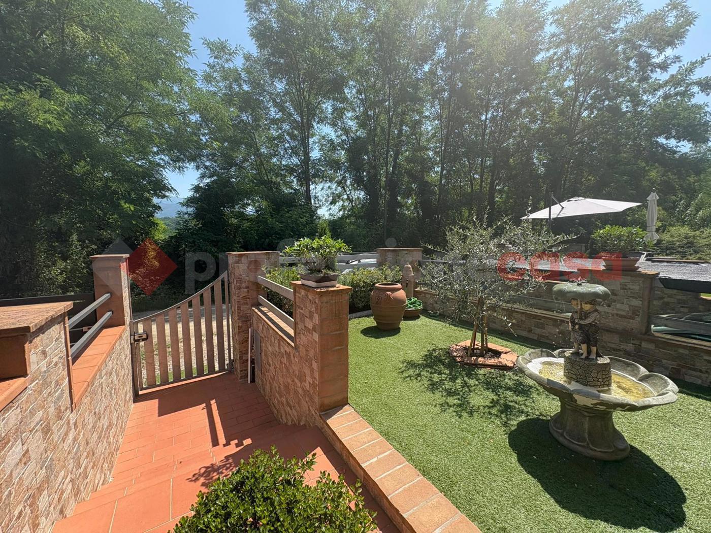 Villa con giardino a Gallicano