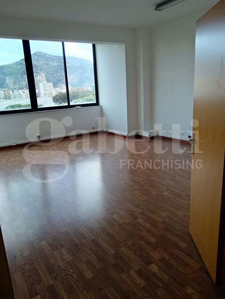 Ufficio con box a Palermo