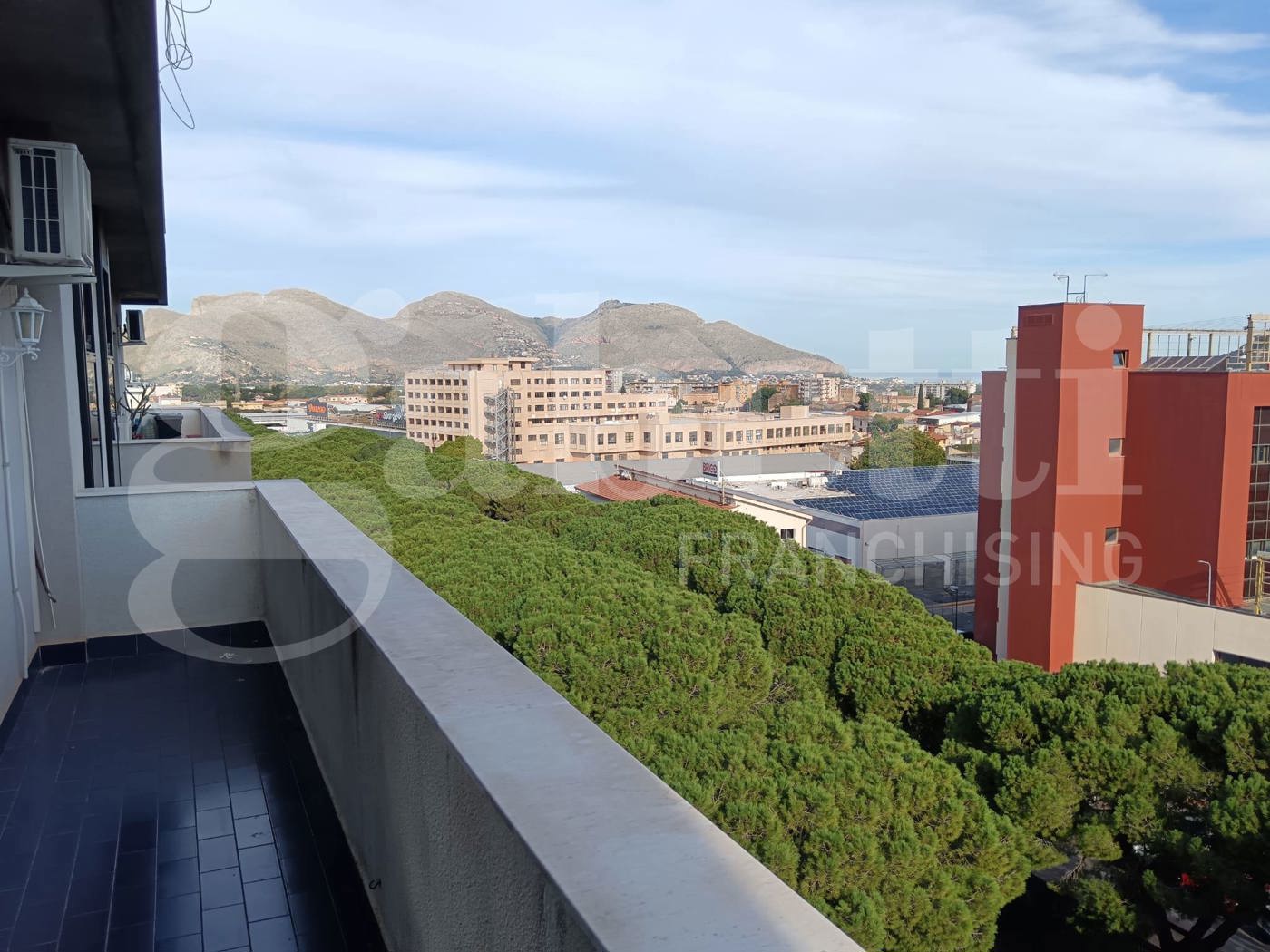 Ufficio con box a Palermo