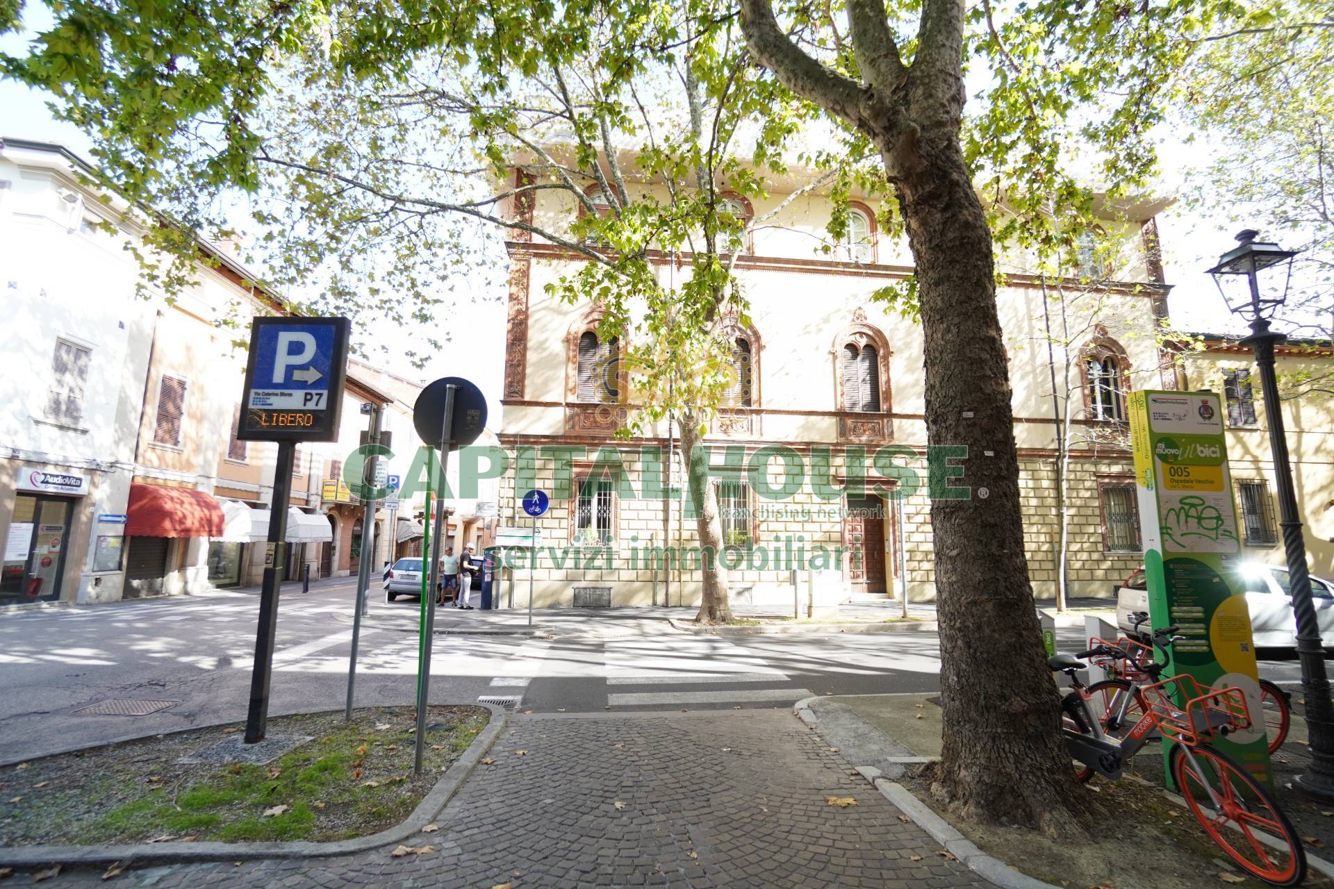 Ufficio in vendita a Imola, Centro