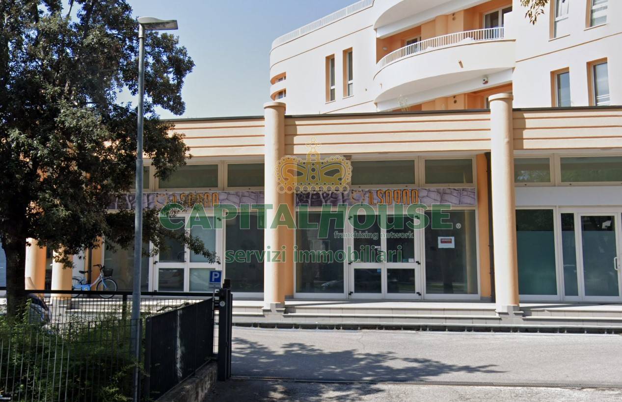 Commerciale in vendita a Rimini, Lagomaggio