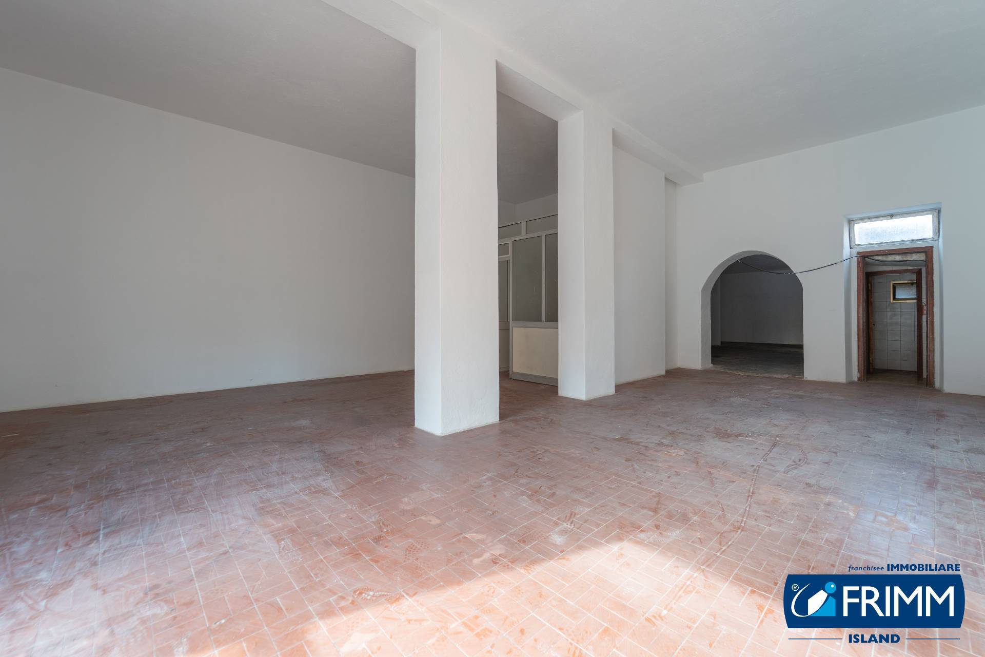 Locale commerciale in vendita a Olbia, San Nicola