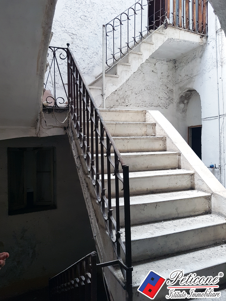 Stabile-Palazzo in vendita a Fondi, Centro storico