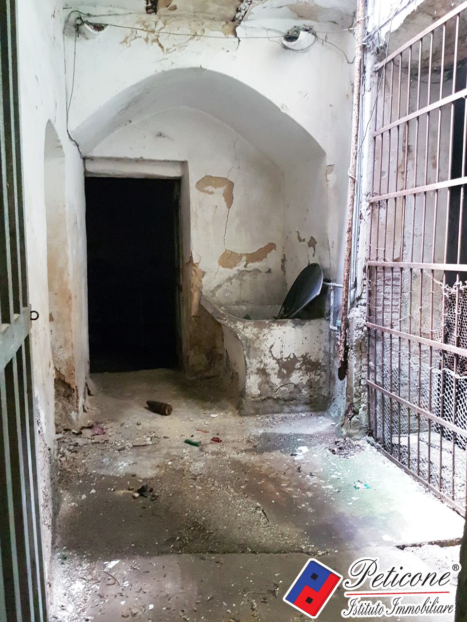 Stabile-Palazzo in vendita a Fondi, Centro storico