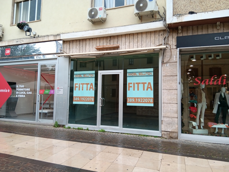 Locale commerciale in affitto a Cosenza