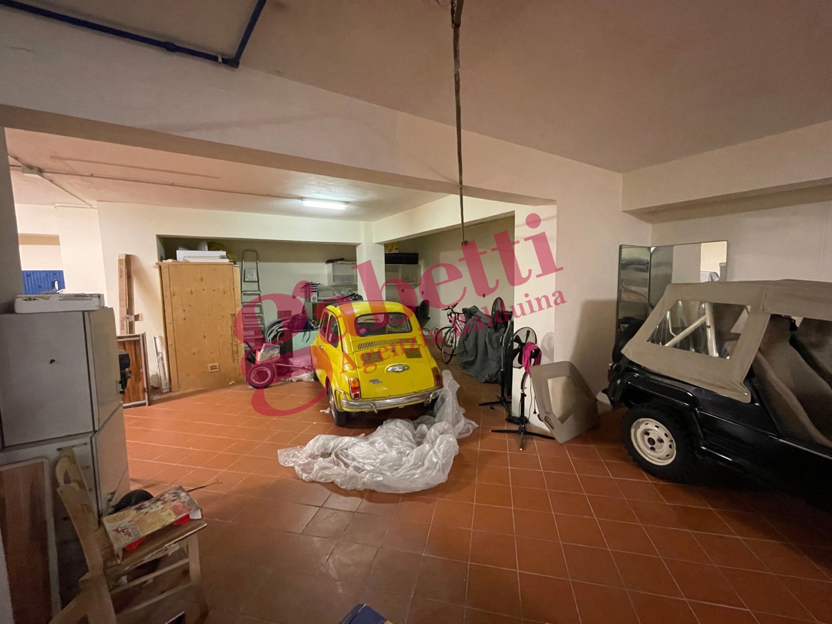 Box/Garage 300mq in vendita a Roma