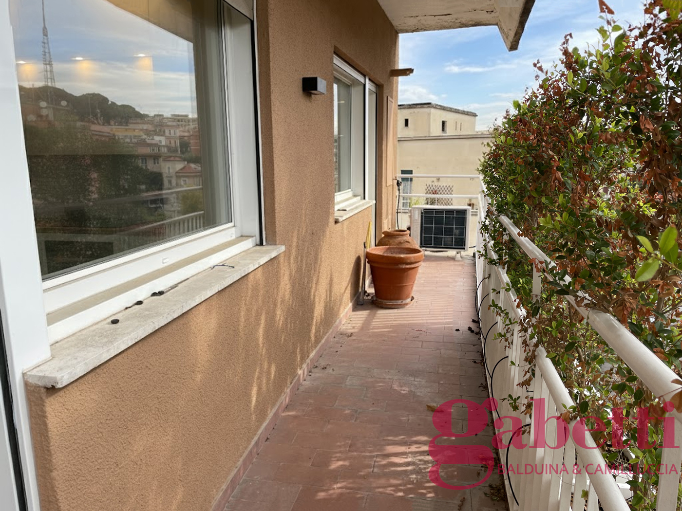 Attico arredato in affitto a Roma