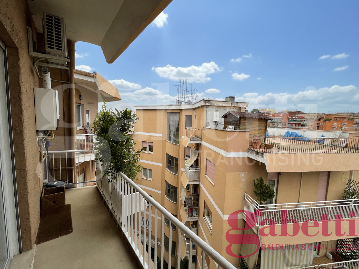 Attico arredato in affitto a Roma