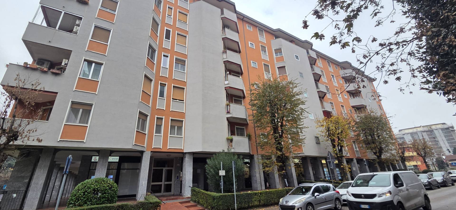 Locale commerciale in affitto a Opera