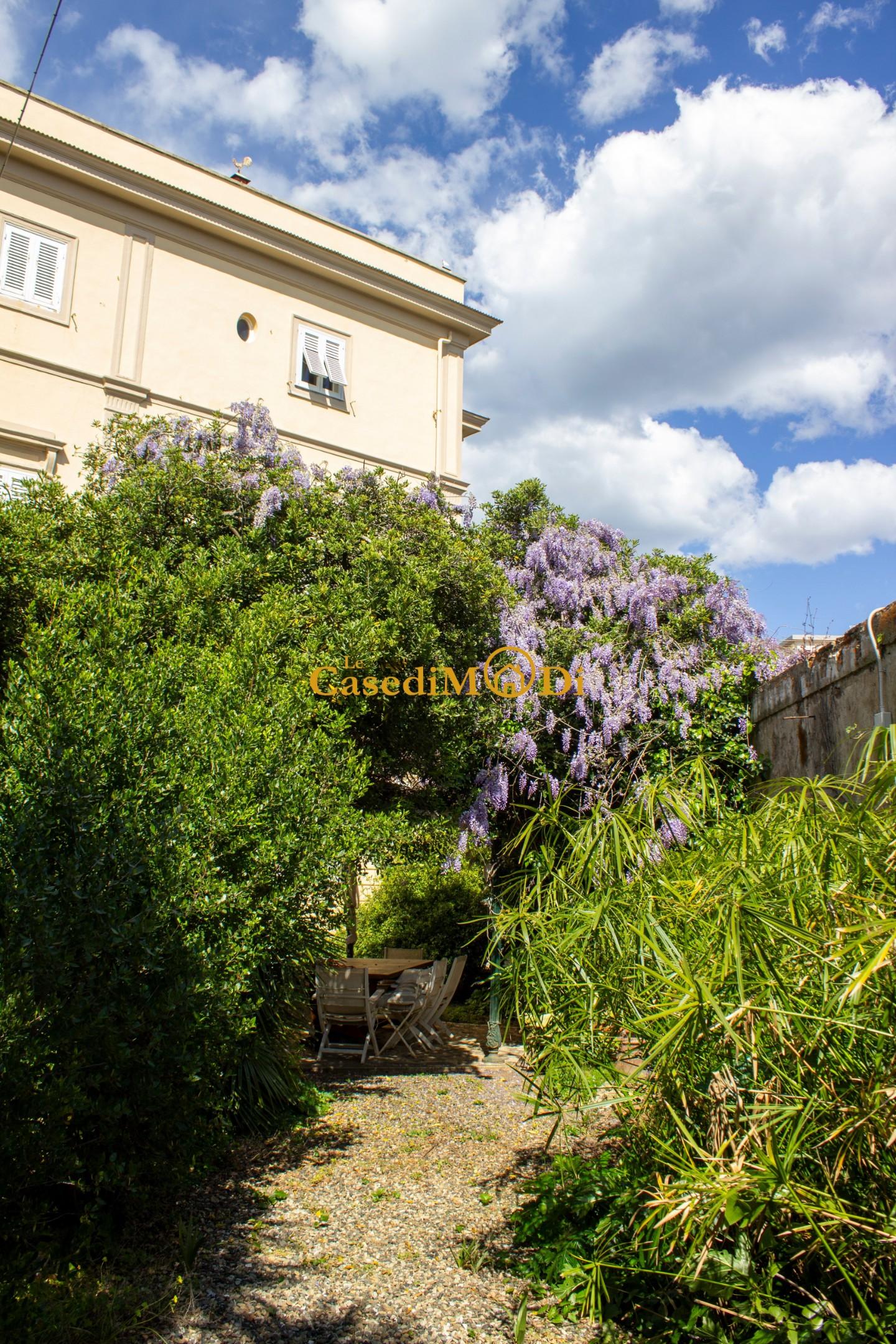 Villa con giardino, Livorno viale italia
