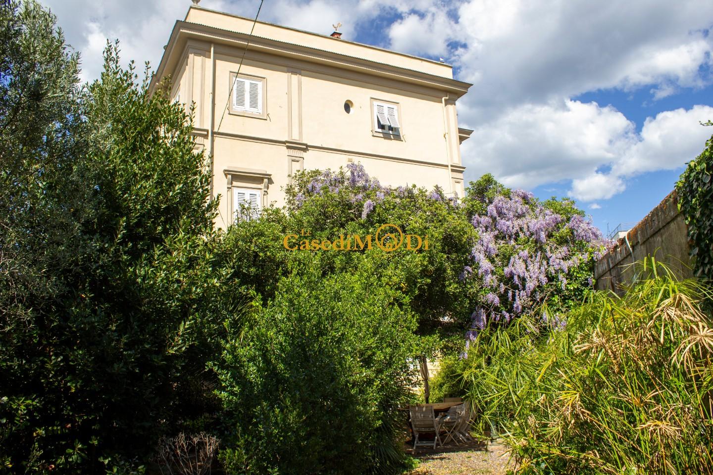Villa con giardino, Livorno viale italia