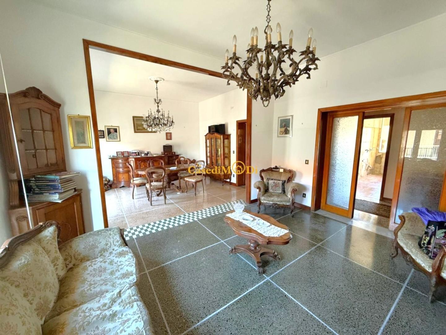 Appartamento con terrazzo, Livorno via grande