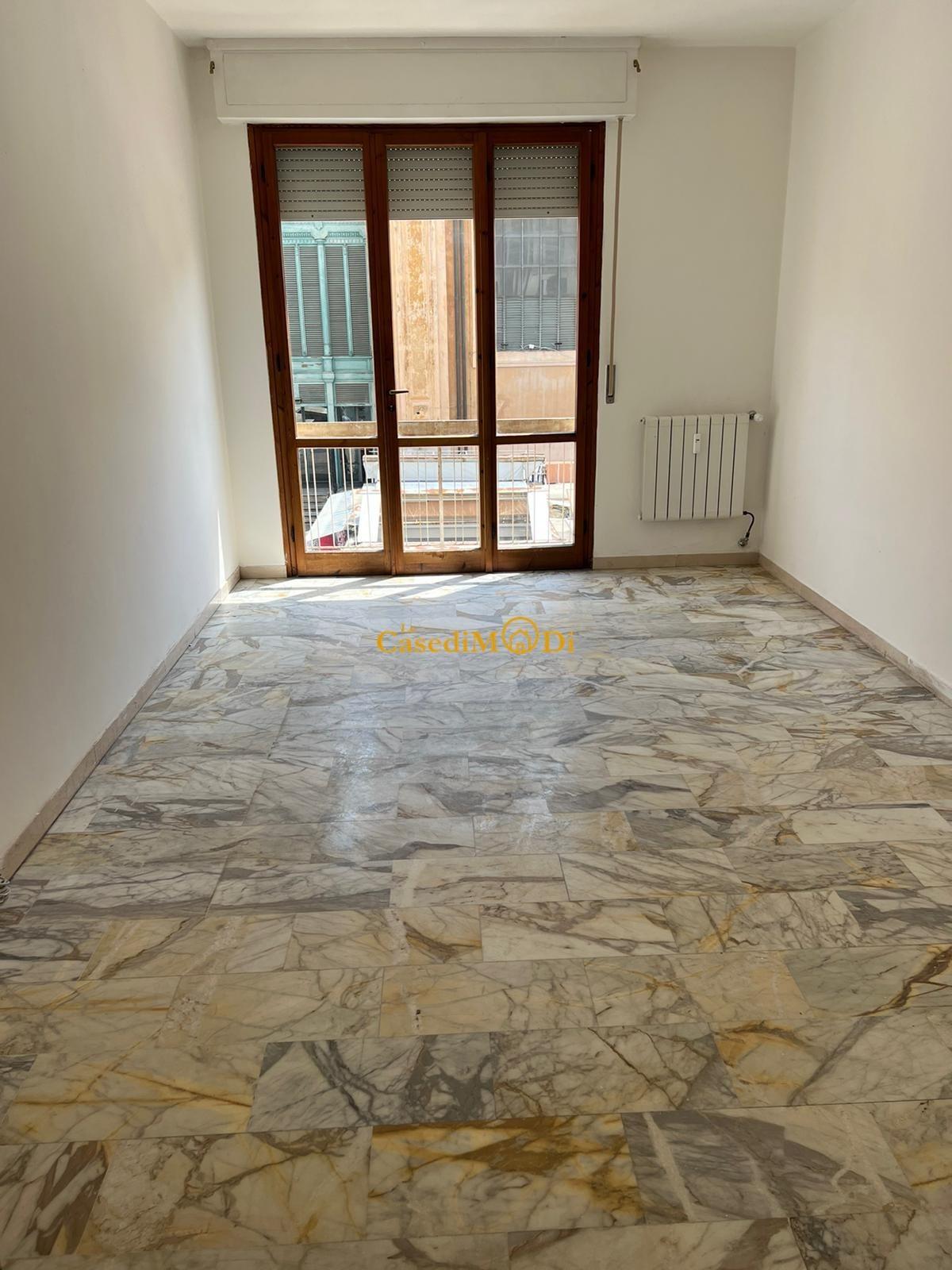 Appartamento con terrazzo, Livorno zona mercato