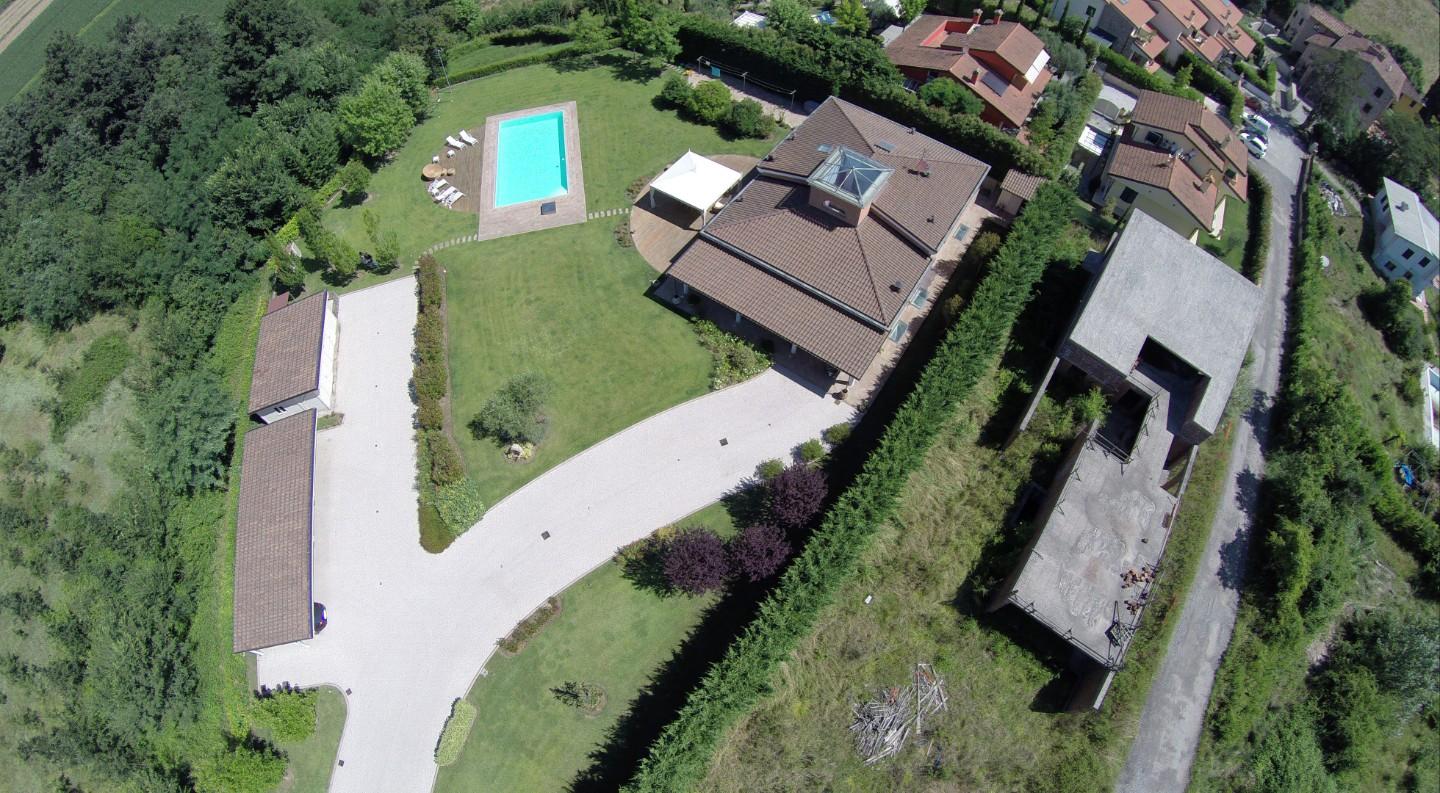 Villa con giardino, Lucca monte san quirico