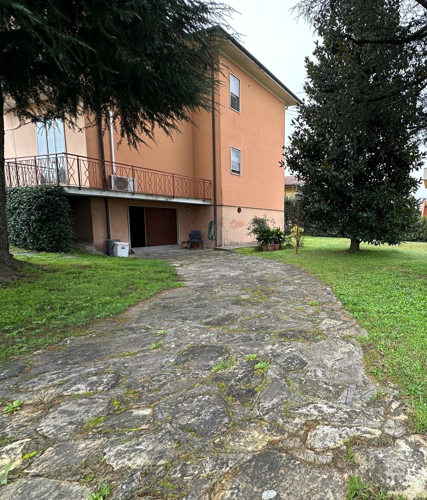 Villa Bifamiliare con giardino, Lucca arancio