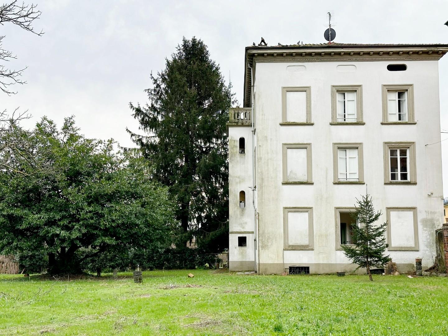 Stabile/Palazzo con giardino, Lucca sesto di moriano