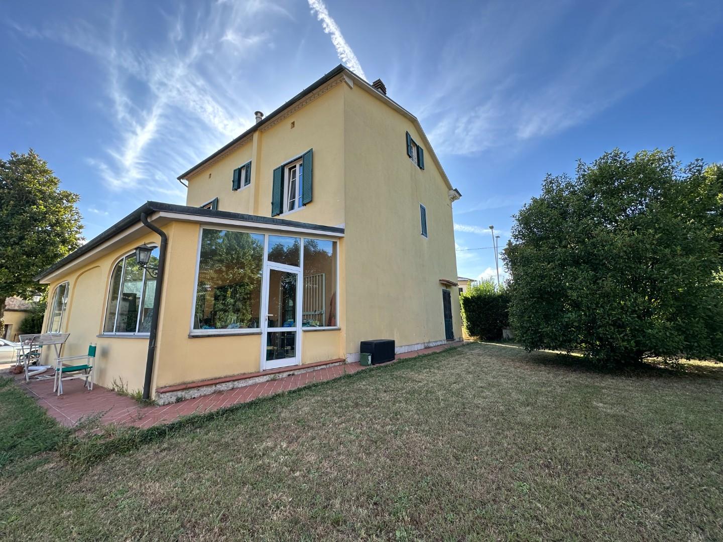 Villa con giardino a Lucca
