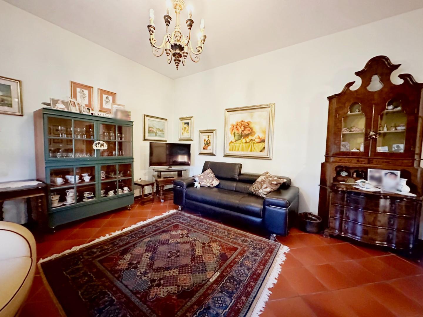 Villa con giardino, Capannori lunata