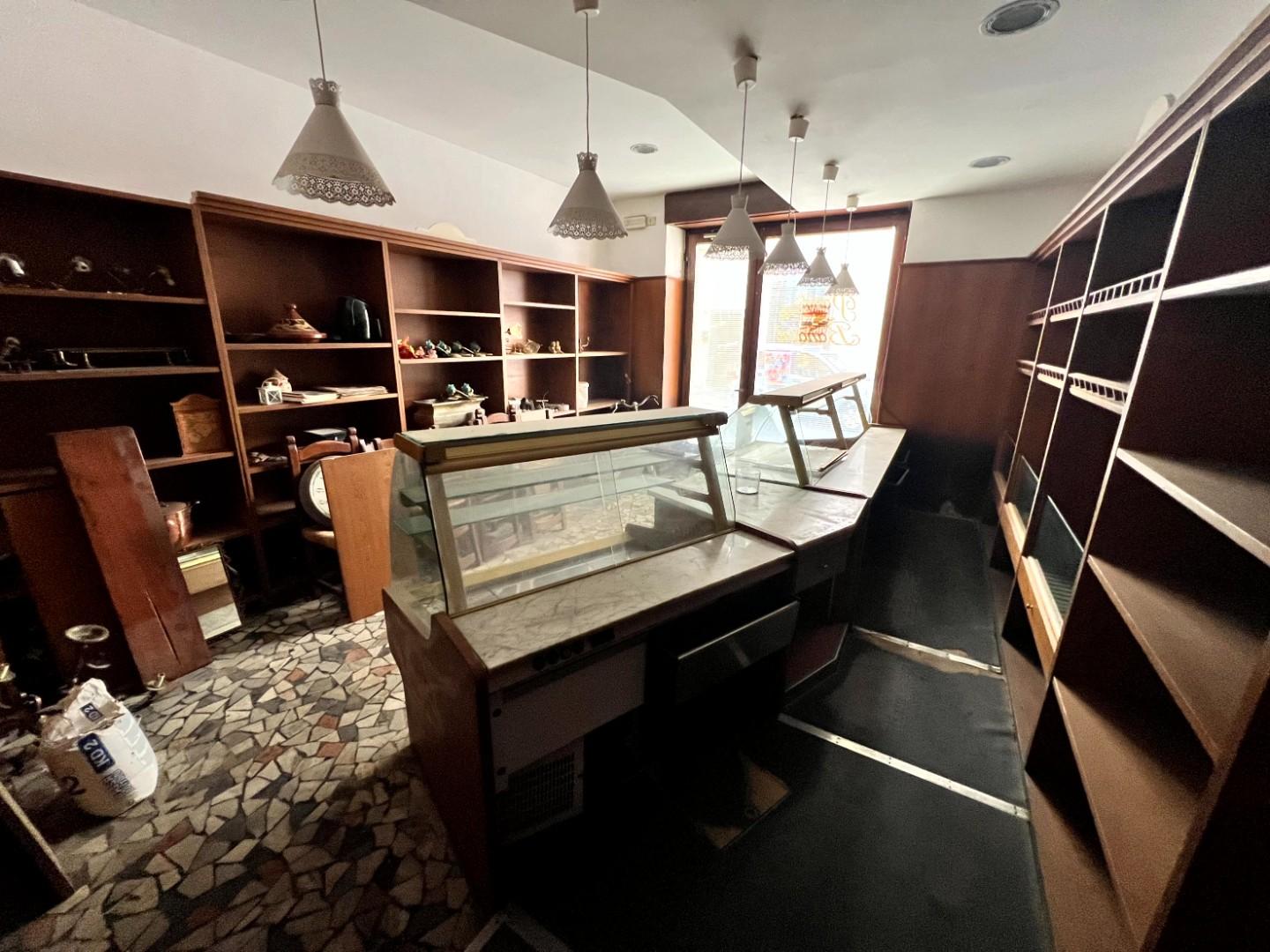 Locale commerciale da ristrutturare a Borgo a Mozzano