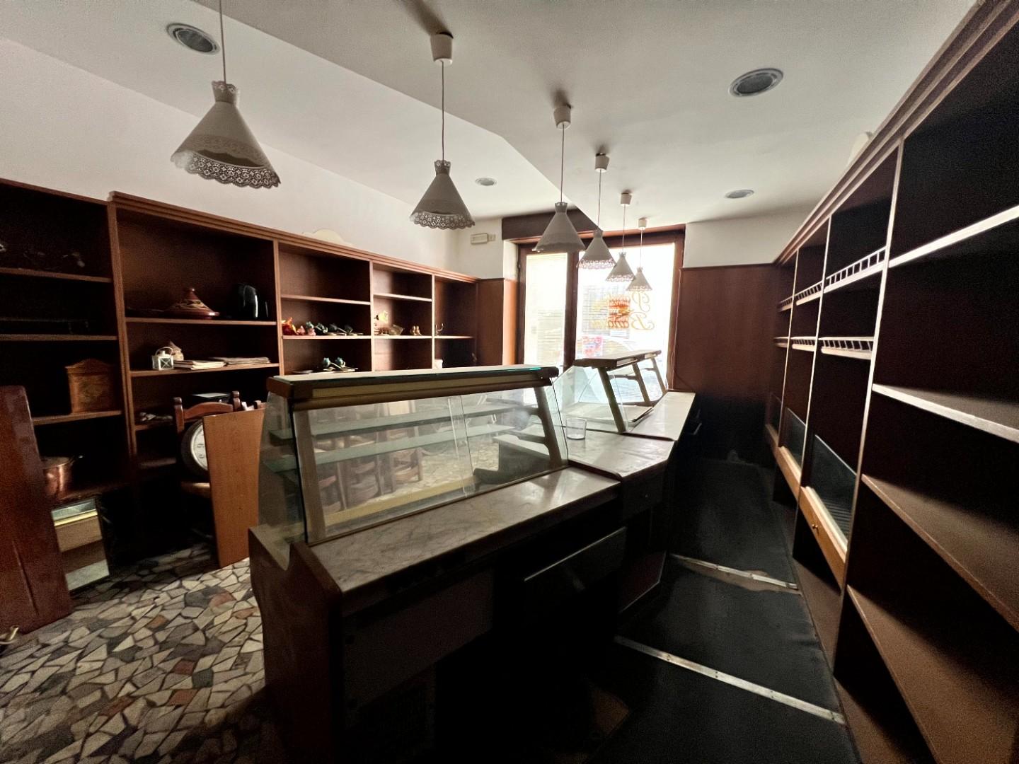 Locale commerciale da ristrutturare a Borgo a Mozzano