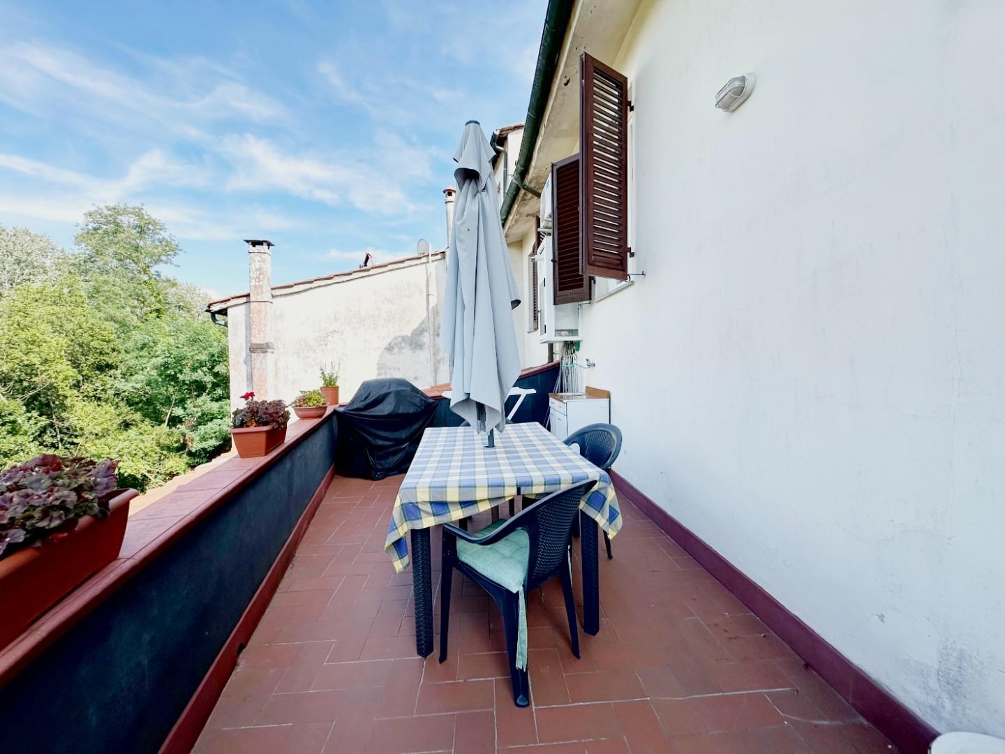 Appartamento con terrazzo, Lucca meati