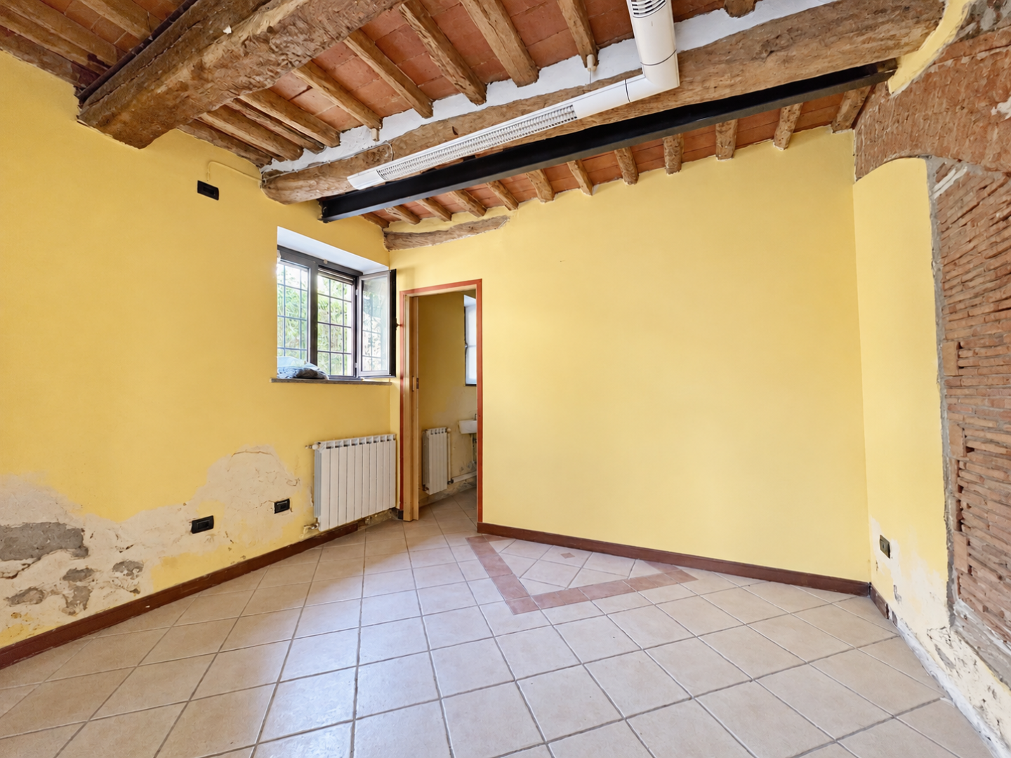 Locale commerciale ristrutturata a Pescia