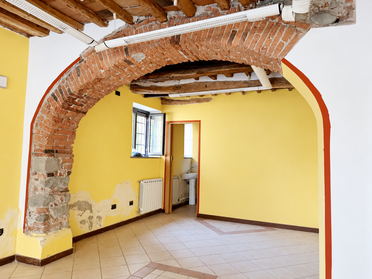 Locale commerciale ristrutturata a Pescia