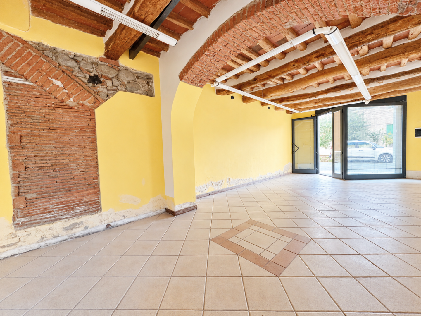 Locale commerciale ristrutturata a Pescia