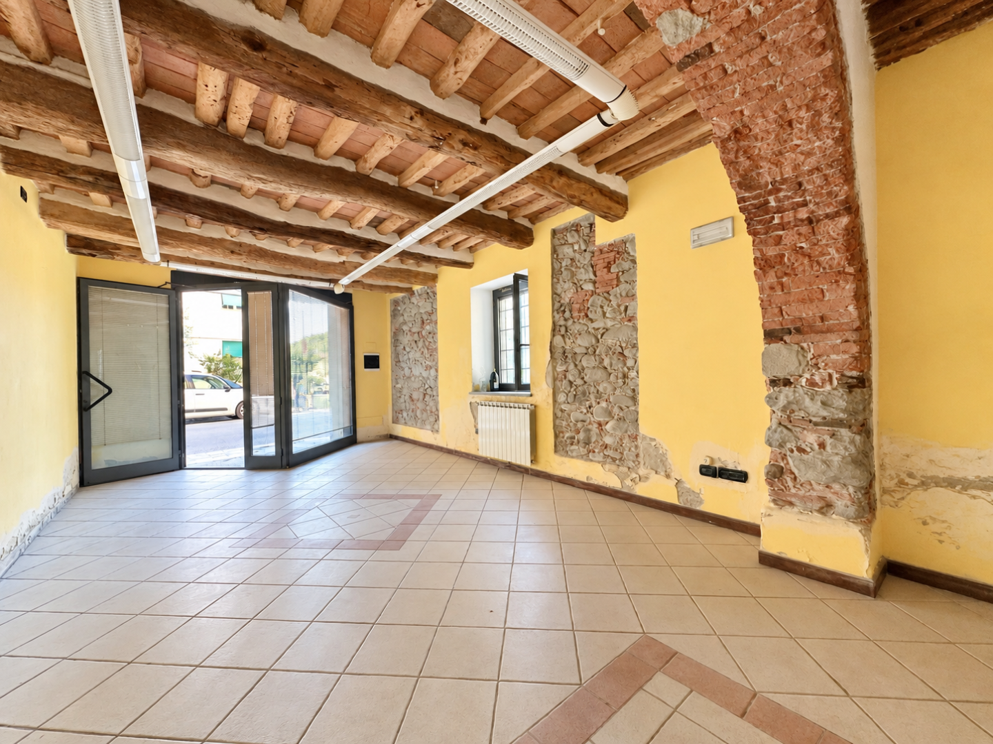 Locale commerciale ristrutturata a Pescia