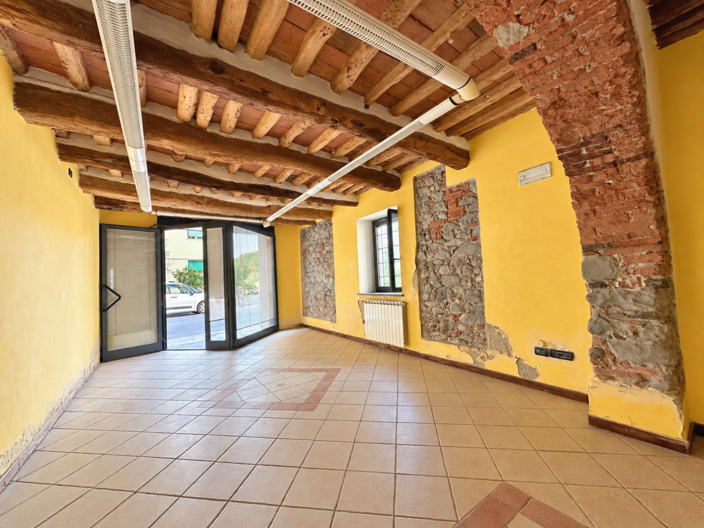 Locale commerciale ristrutturata a Pescia