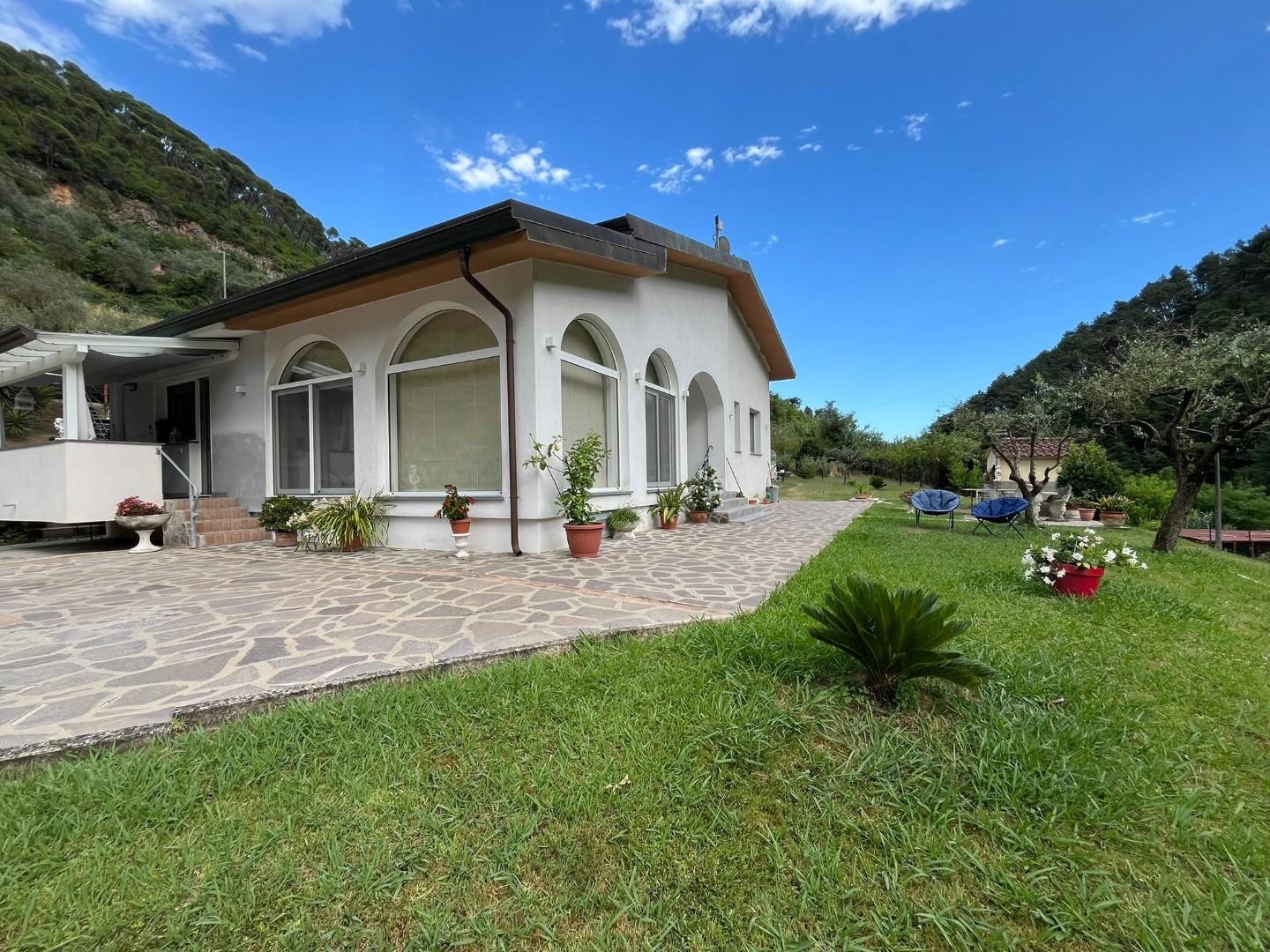 Villa con terrazzo, Massa mirteto