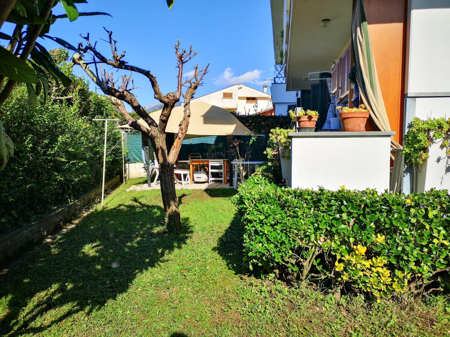 Quadrilocale con giardino, Massa marina di