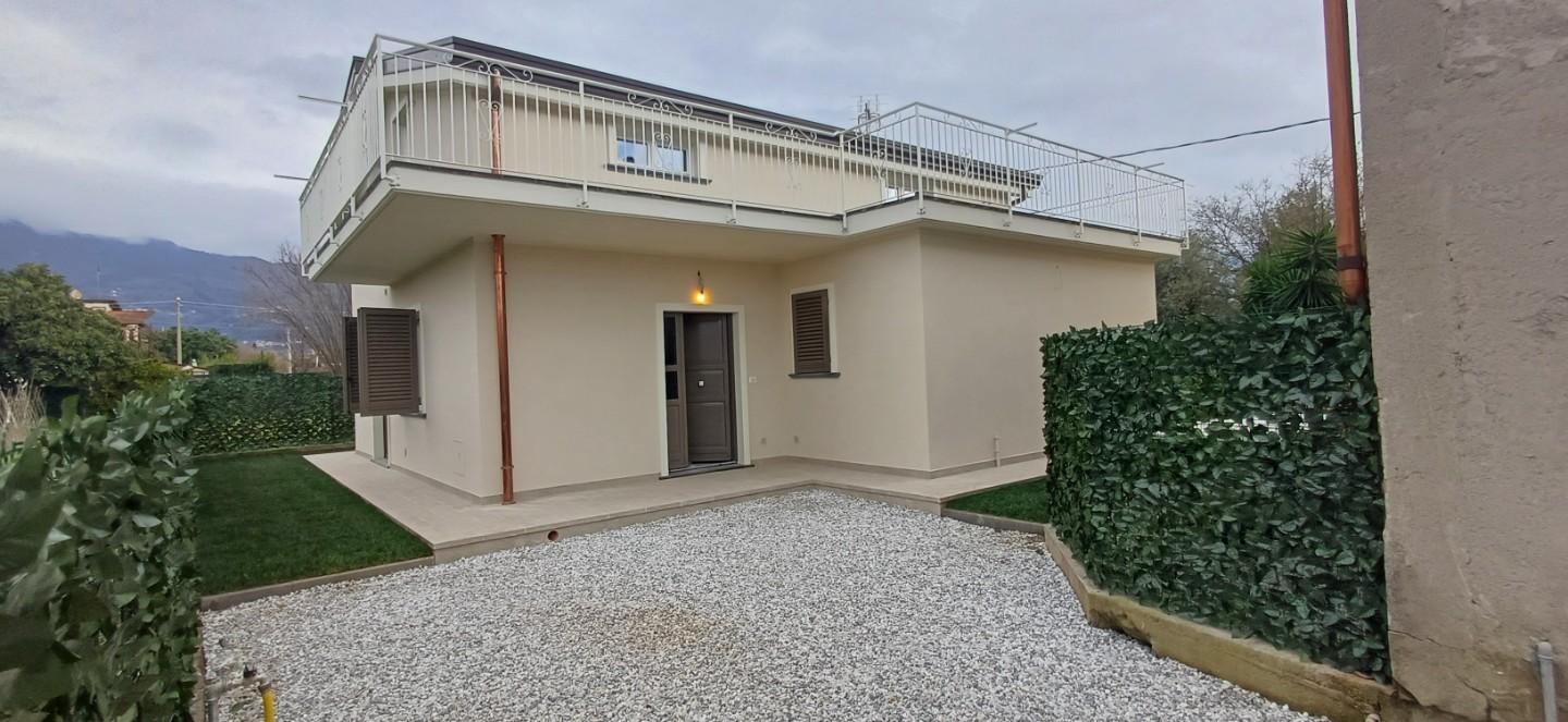 Casa indipendente con terrazzi a Massa