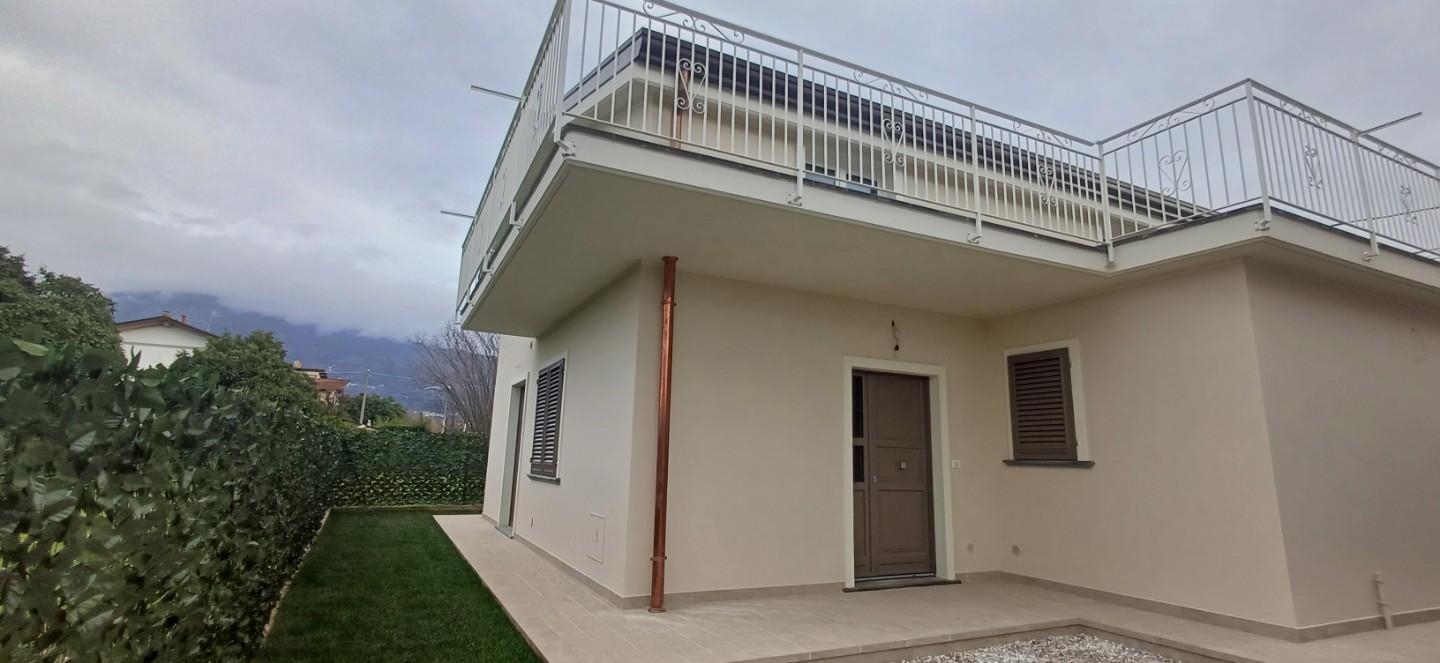 Casa indipendente con terrazzi a Massa