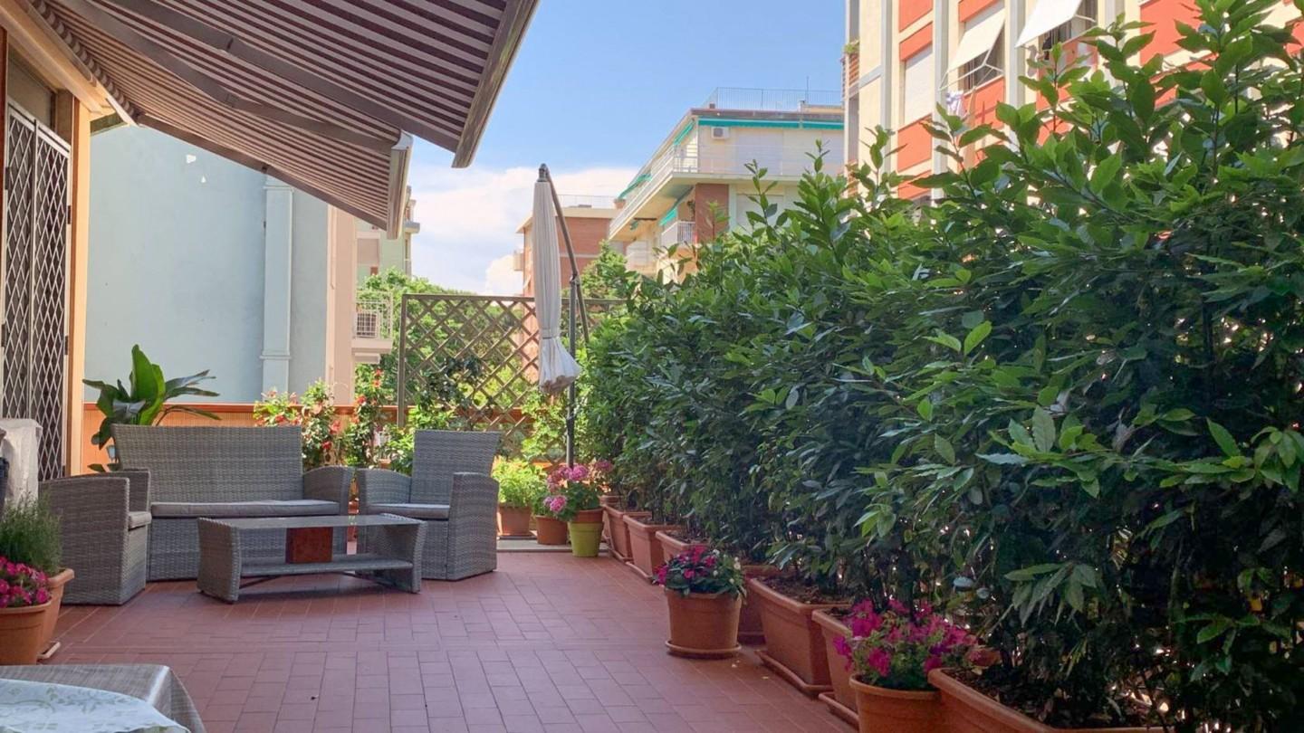 Appartamento con terrazzo, Massa marina di