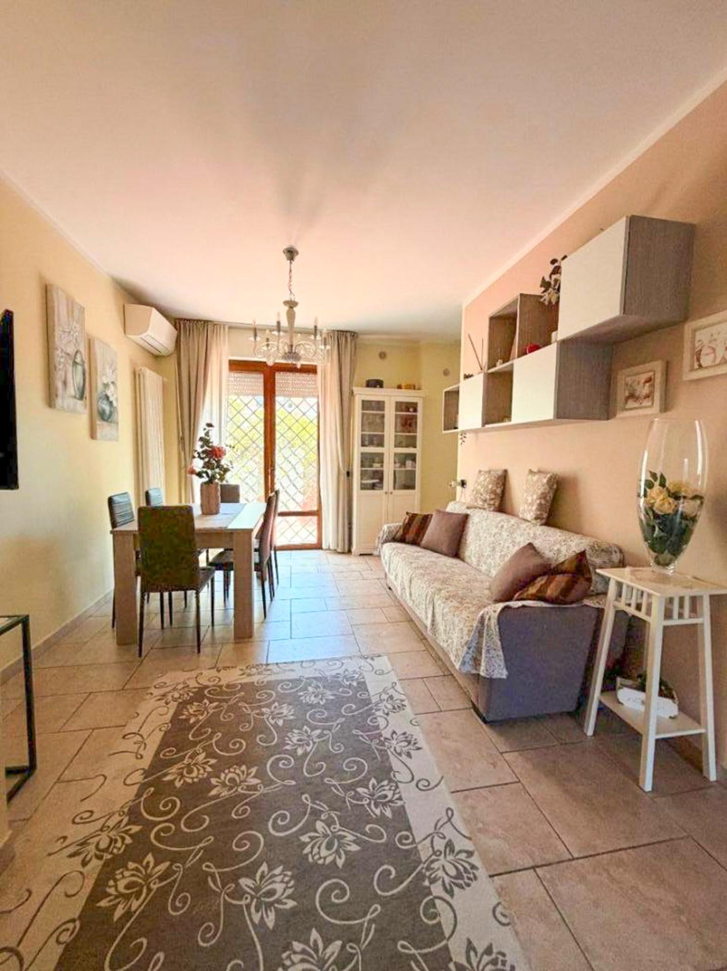 Appartamento con terrazzo, Massa marina di